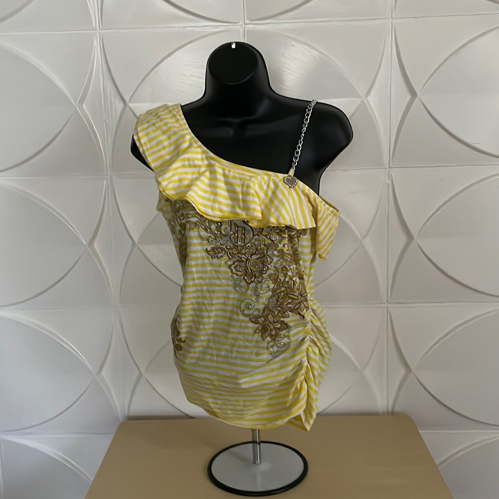 Top with chain and print
